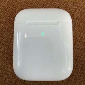 Apple AirPods with wireless charging case- white